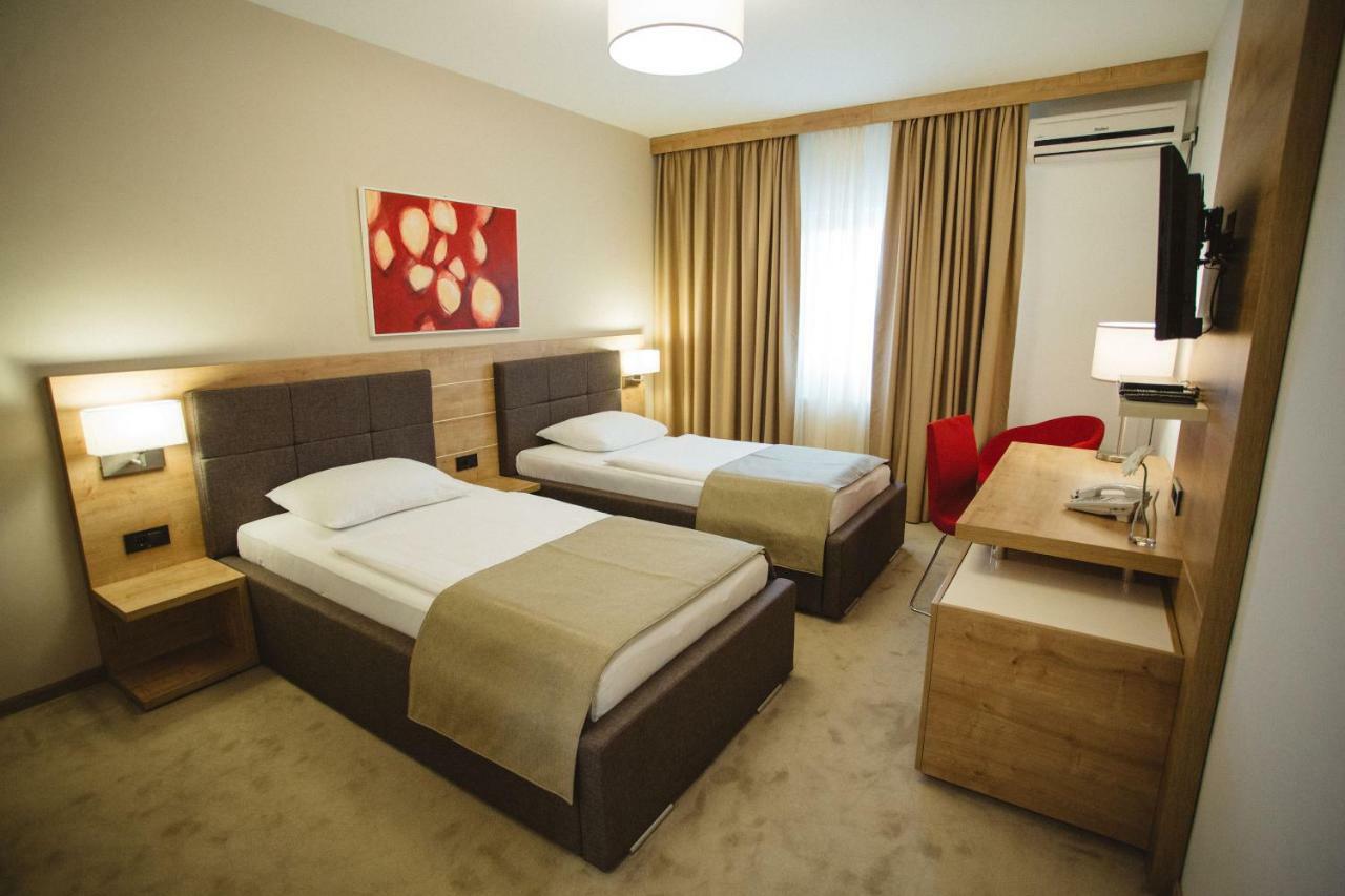 Hotel Zelenkrov Cepin Buitenkant foto