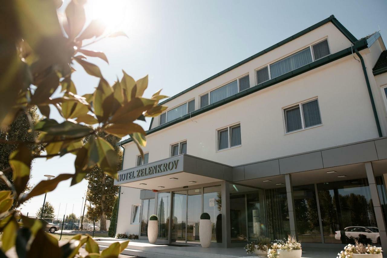 Hotel Zelenkrov Cepin Buitenkant foto