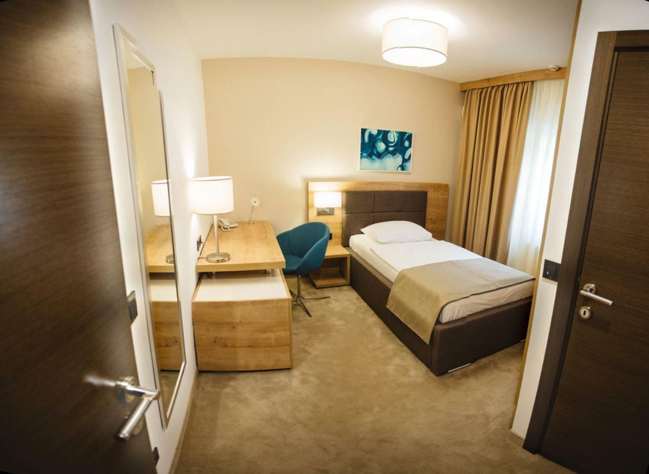 Hotel Zelenkrov Cepin Buitenkant foto
