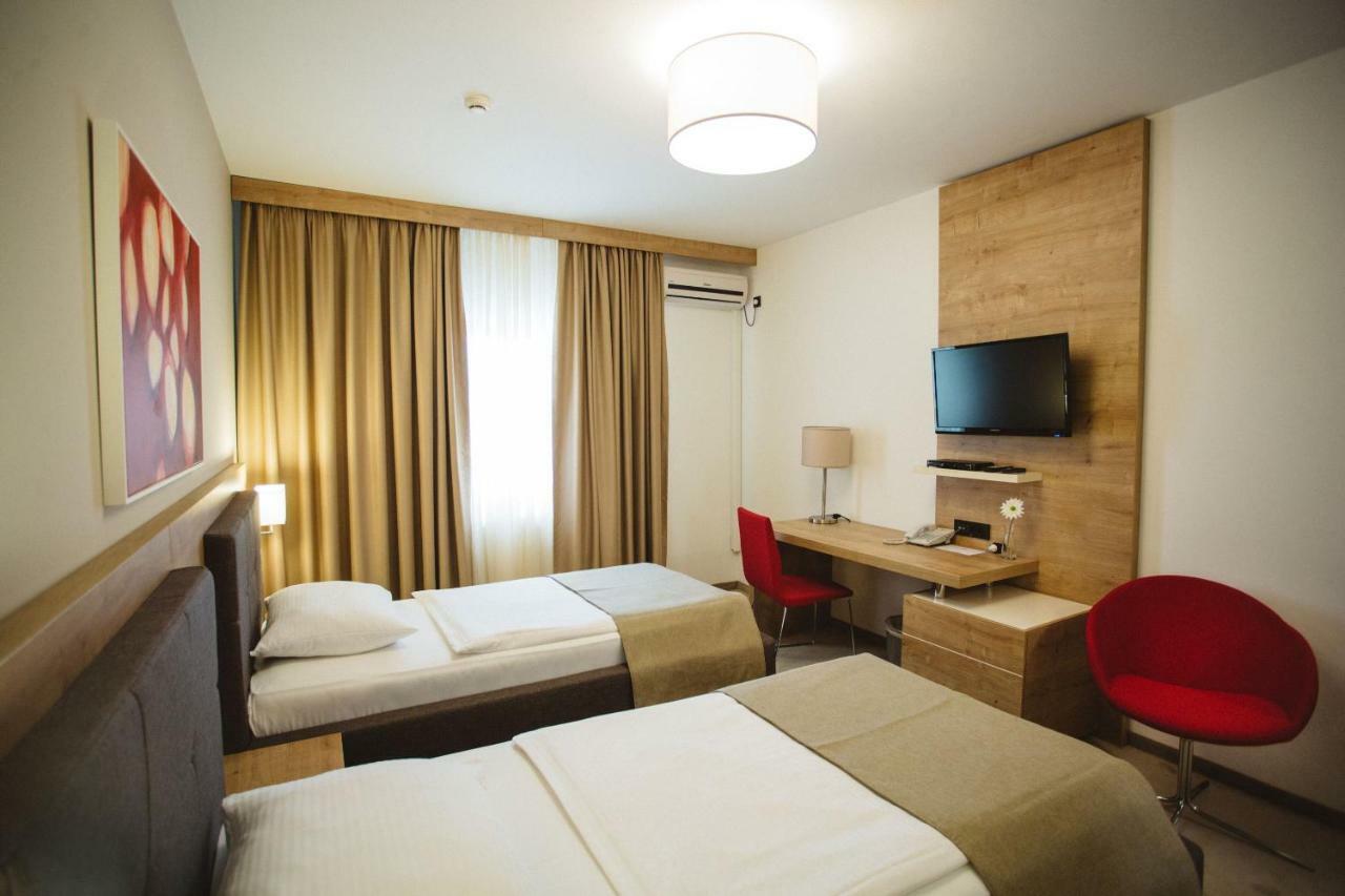 Hotel Zelenkrov Cepin Buitenkant foto