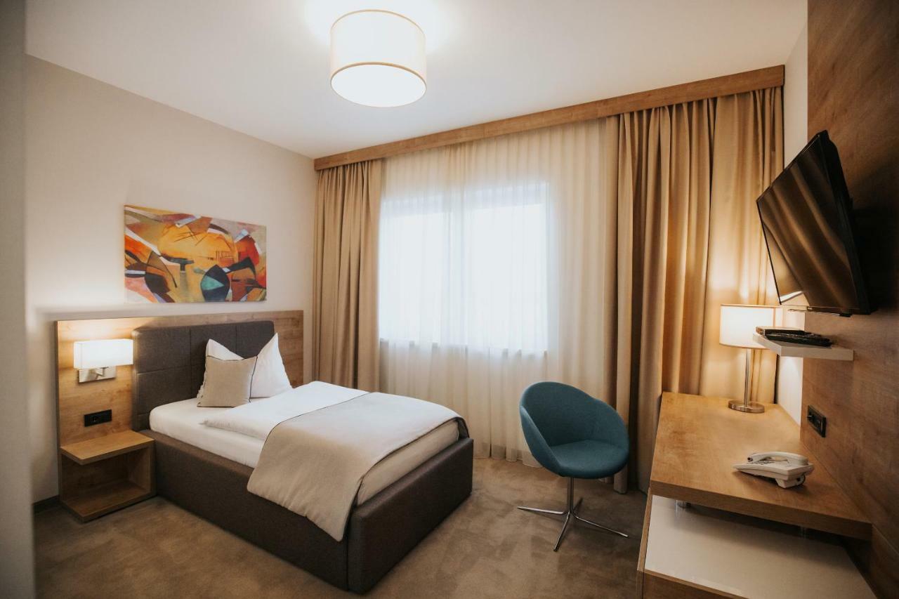 Hotel Zelenkrov Cepin Buitenkant foto