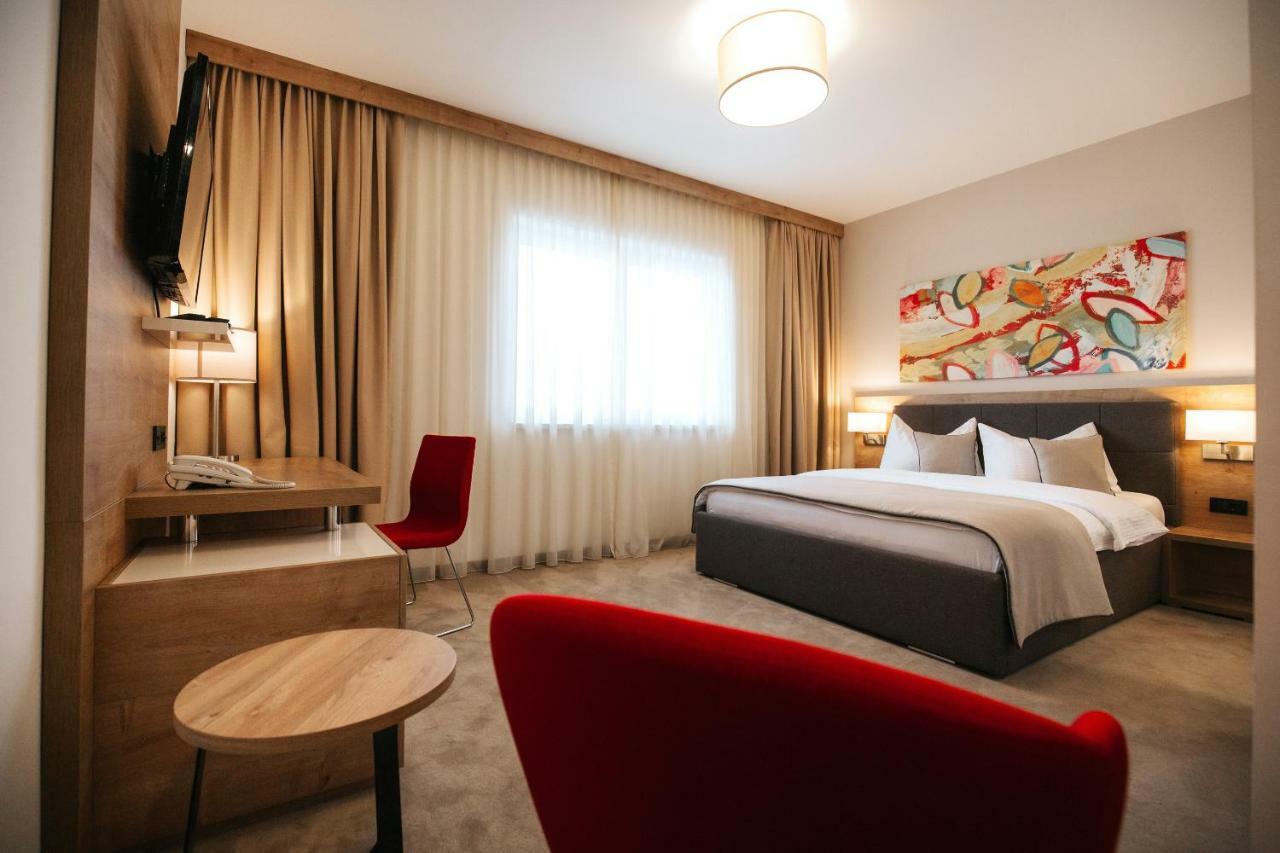 Hotel Zelenkrov Cepin Buitenkant foto