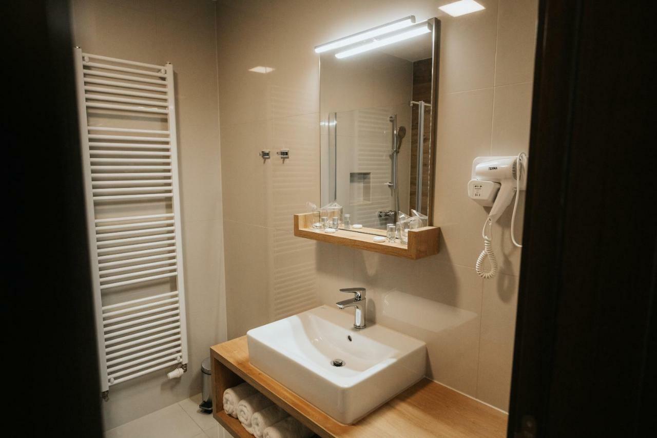 Hotel Zelenkrov Cepin Buitenkant foto
